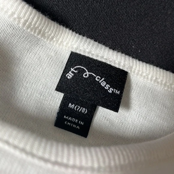 Lost in the 🔥 NWT Art Class Girls Long Sleeved 100% Cotton Tee - Picture 3 of 4